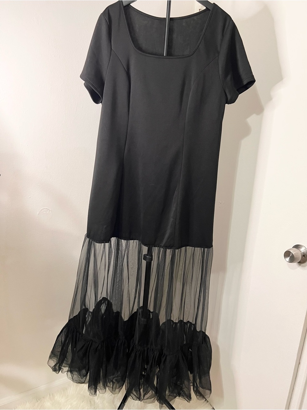 Black Short-Sleeve Mesh-Hem Maxi Dress with Gold Belt - Picture 3 of 3